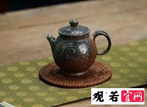 如何通过手感和重量感受来判定天青泥柴烧紫砂壶的真伪和质量?