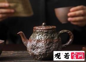 观察天青泥的颜色、细腻程度和杂质来鉴别紫砂壶?