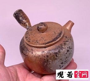 优秀的柴烧紫砂壶需要经过精细的手工雕刻和打磨